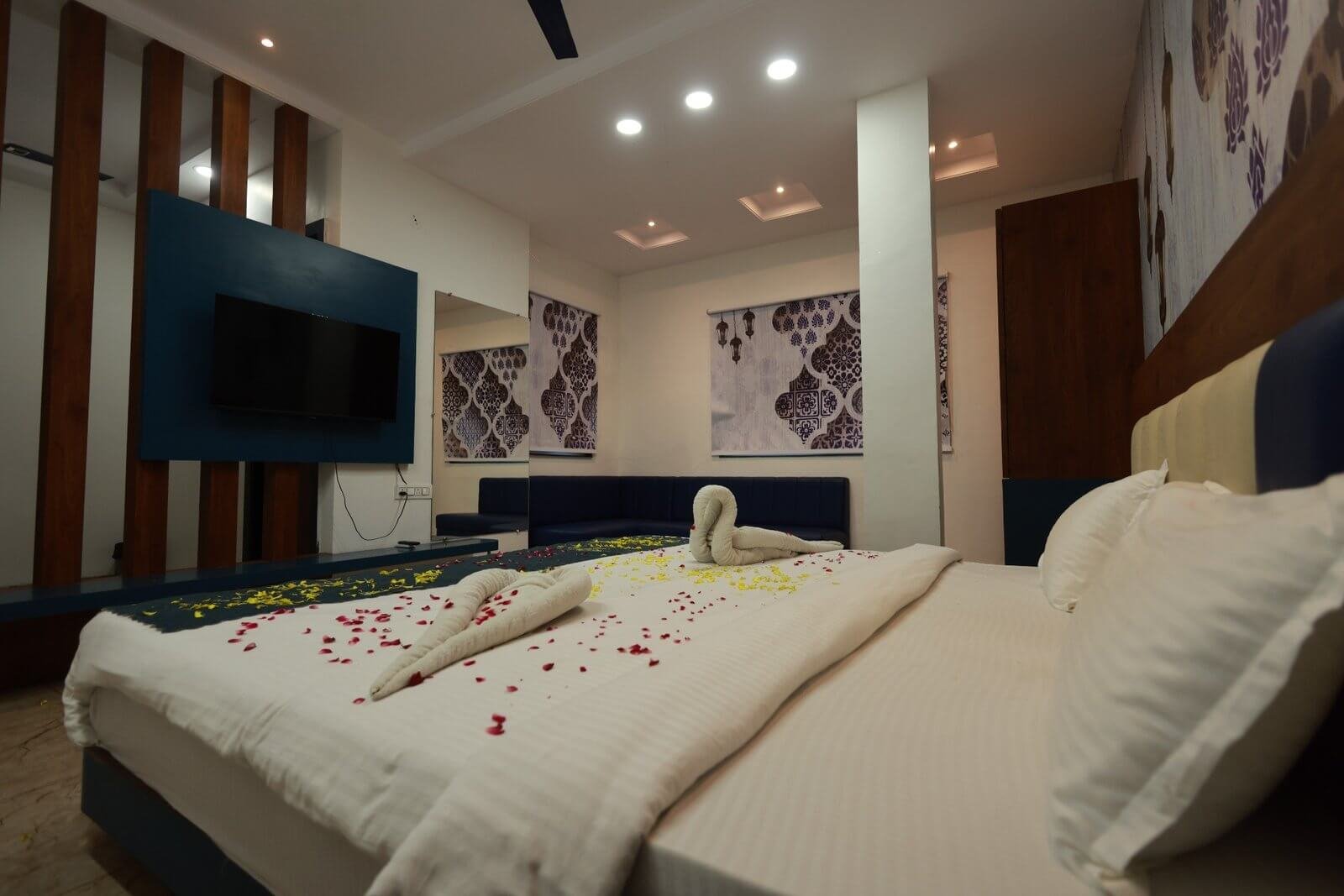 Single Luxury Room interior at Lakeview Resort Indore